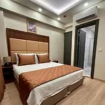 Hotel Keeper