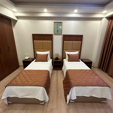 Hotel Keeper